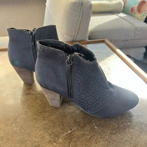 Report booties, size 8